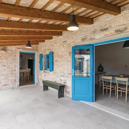 Holiday home 9 Bedroom Lovely In Bokordici