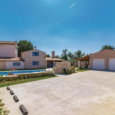 9 Bedroom Lovely In Holiday home *