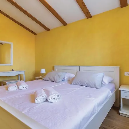 9 Bedroom Lovely In Casa vacanze Bokordići