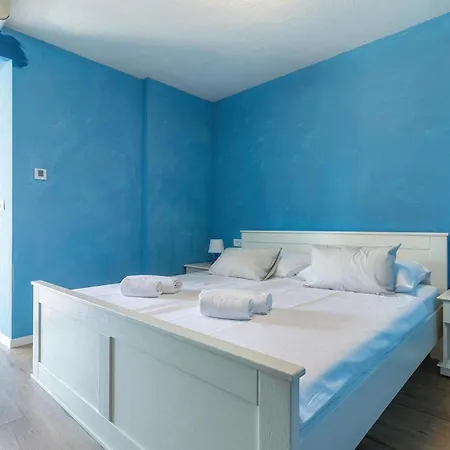 בית נופש 9 Bedroom Lovely In
